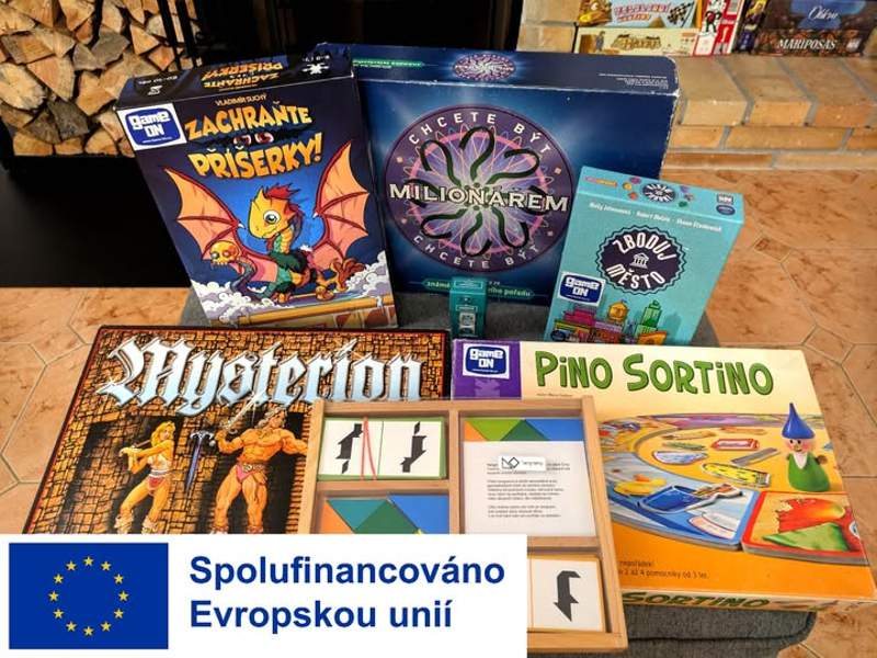Rotating GameON Czechia set with puzzle, word, card and family board games.